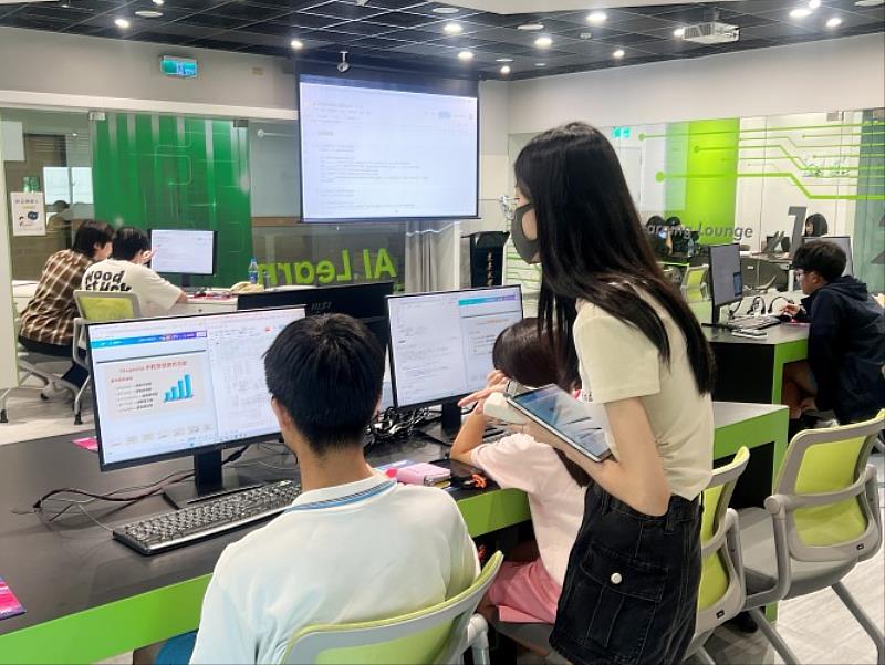 圖一、東吳大學高中資訊教學營由巨量資料管理學院AI種子學生單任講師