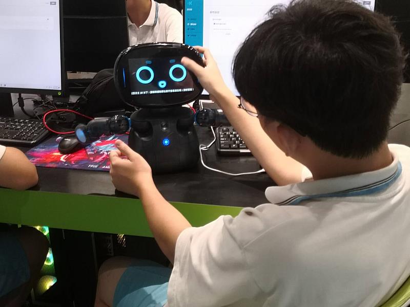 圖四、內湖高中同學實際操作凱比機器人。