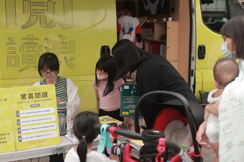 「閱讀浪」行動書車
