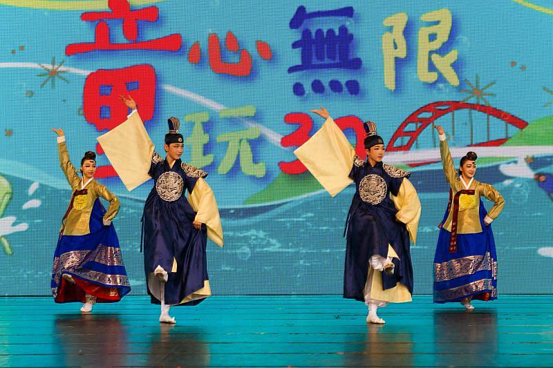 韓國團隊帶來朝鮮傳統舞蹈