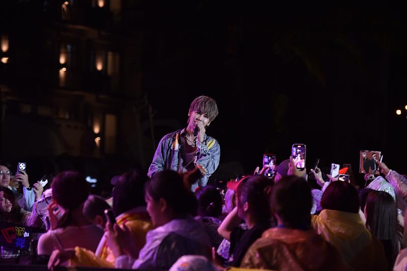 花蓮夏戀最終夜吸數萬樂迷,同時擔任花蓮西瓜大使的鼓鼓呂思緯