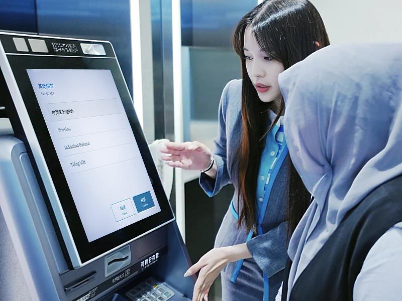 台北富邦銀行ATM介面支援多國語言，協助移工能以熟悉的母語操作金融服務，以科技應用推動普惠金融。