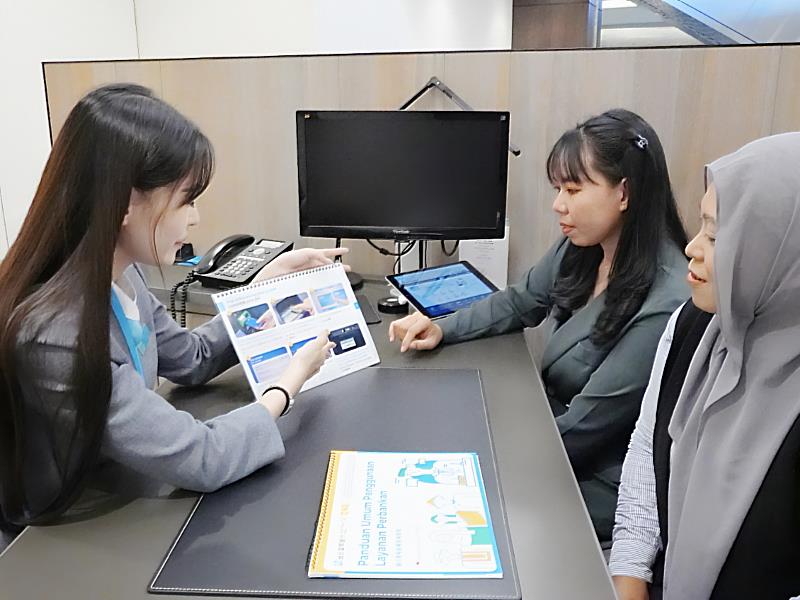 台北富邦銀行推出四國語系「銀行常用服務使用指南」協助移工了解開戶、交易等金融服務流程，增加金融服務可近性。