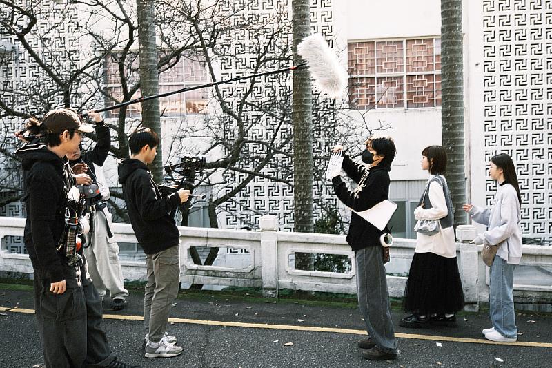 「微電影拍攝與表演」帶領學生實際體驗微電影拍攝作業。(圖/淡江大學提供)