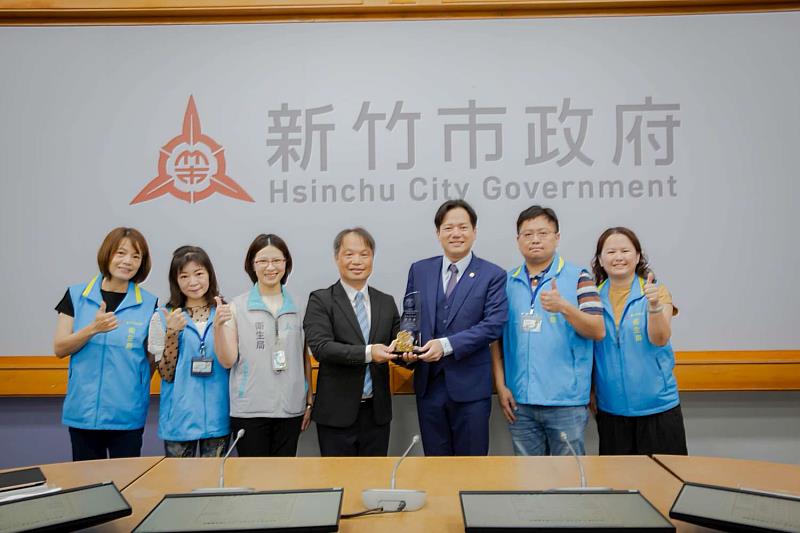衛生局獲頒「心理健康業務」優等,代理市長邱臣遠與團隊合影。
