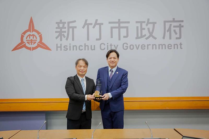 衛生局長陳厚全獻獎予代理市長邱臣遠。