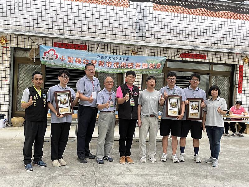 亞軍左2洪舜德、右3李柏蒼、右2李柏儀