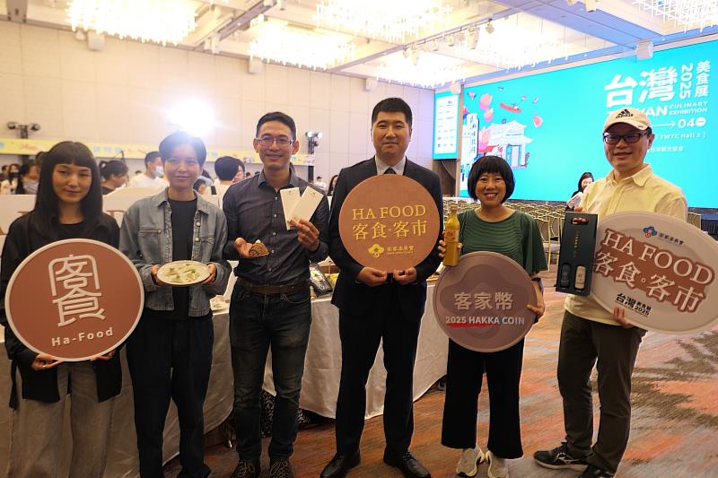 圖2 邱副主委(右3)與企業結盟植宿及土然巧克力專門店業者合照