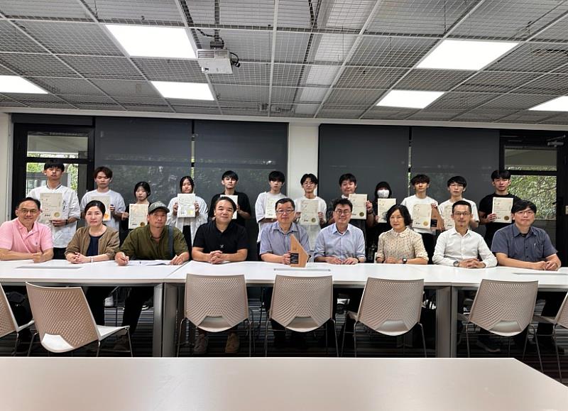 中國科技大學室內設計系陳鼎周主任(中)、指導老師群與獲獎學生們合影(照片/校方提供)