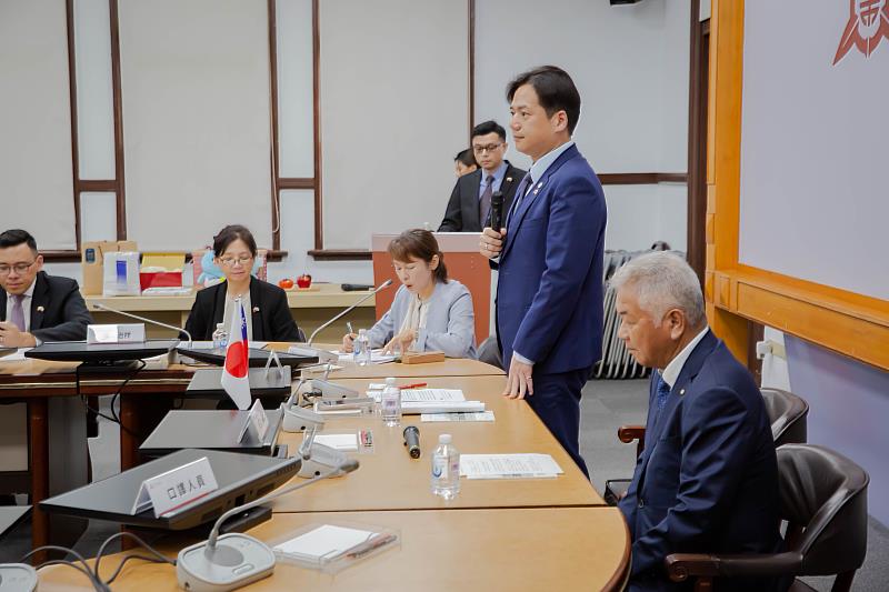 圖2.代理市長邱臣遠致詞，期待攜手邁向30周年。