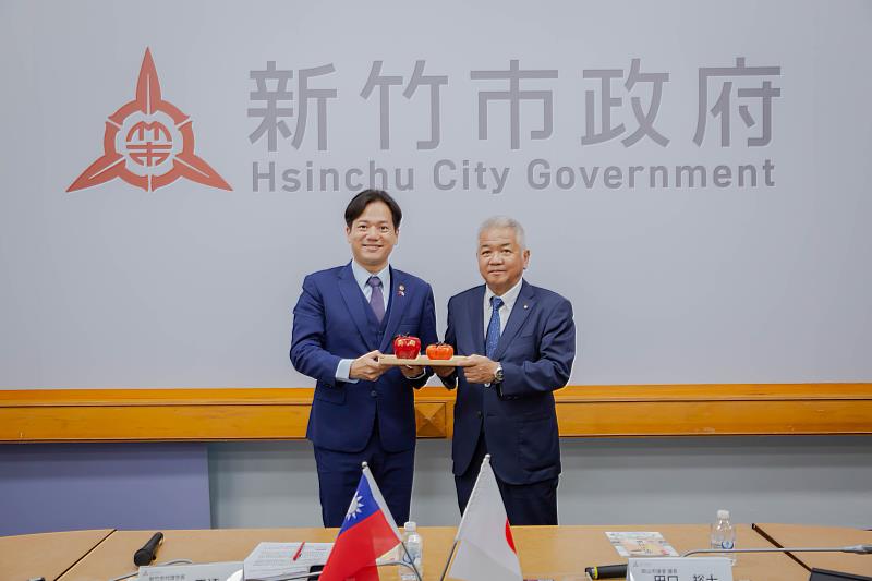 圖5.會後邱代理市長致贈竹市特色玻璃藝品「一柿蘋安」，期盼兩市友誼長存。