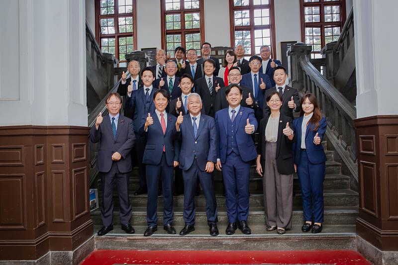 圖1.日本岡山市議長田口裕士率團拜會竹市府，雙方成員大合影。
