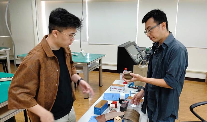 北分署創客基地除開辦多元化課程外，亦提供顧問商品開發協助，基地顧問朱延堂(右)與楊世楨(右)討論結構設計與材料優化，協助提升產品製造與市場推進效率。