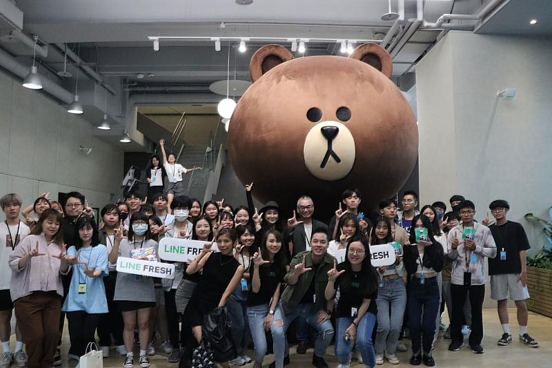 世新大學與LINE Taiwan組成產學策略聯盟,資傳系師生深度交流合作,實現學用合一。(世新大學提供)