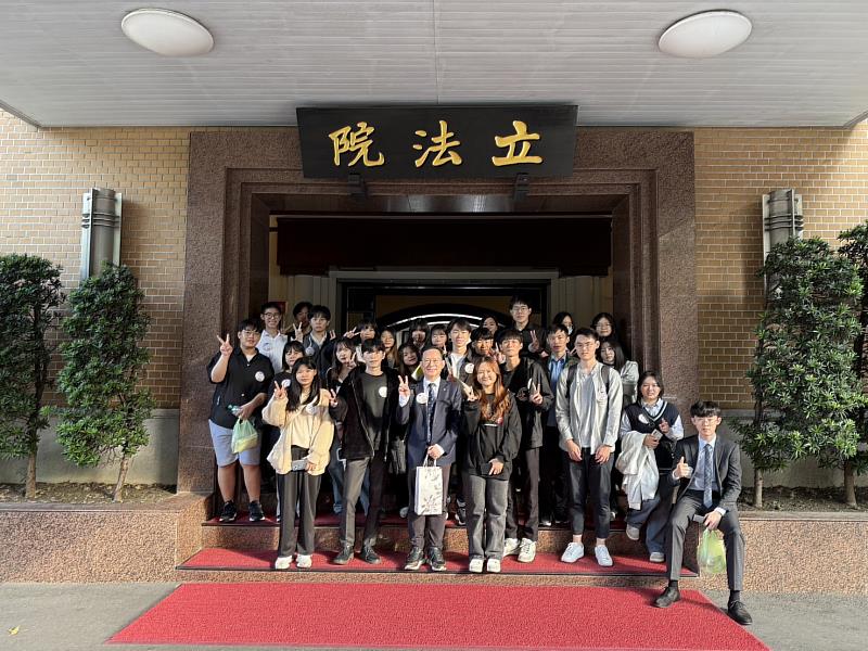 世新行管系課程帶領學生參訪五院與公私部門，在第一線觀察、診斷問題並提出政策建議。（世新大學提供）
