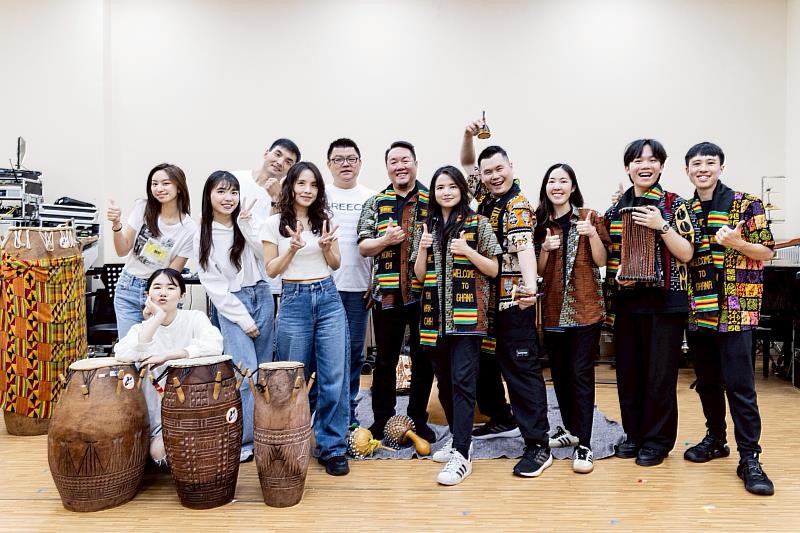 左為希臘組團員黃堃儼、盧煥韋、陳妙妃、彭瀞瑩、陳珮馼、黃心妤；右為迦納組團員何鴻棋、陳宏岳、戴含芝、陳致欽、何欣蓉、葉立偉