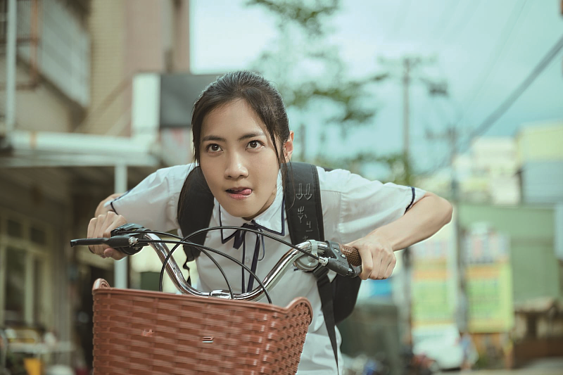 電影《我想和你在一起》講述少女高曉南為贏得校草青睞，在好友協助下踏上勇敢追夢的青春旅程。
