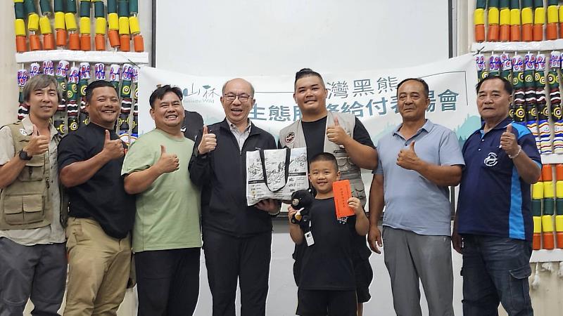 達魯瑪克部落Cegaw 古馥維及Lavoras 古賀全家福合影