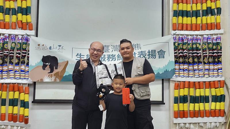 林業保育署臺東分署長吳昌祐代表頒發獎勵金及獎品予達魯馬克族人Cegaw 古馥維（圖右）及Lavoras 古賀（圖中）