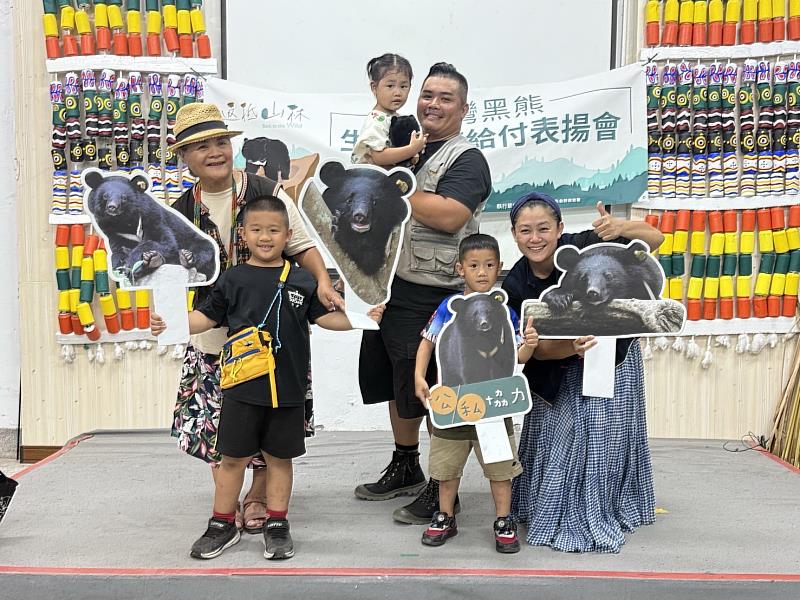 達魯瑪克部落Cegaw 古馥維及Lavoras 古賀全家福合影