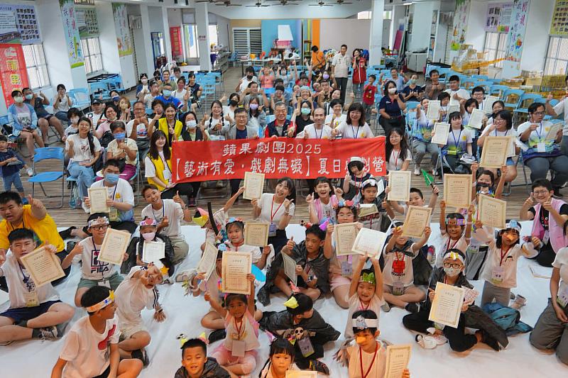 蘋果劇團2025【藝術有愛．戲劇無礙】創意成果發展計畫，結業典禮與貴賓、觀眾全體大合照。