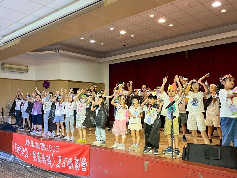 全體演出謝幕舞蹈，將四日戲劇營所學勇敢展現給台下貴賓與觀眾。