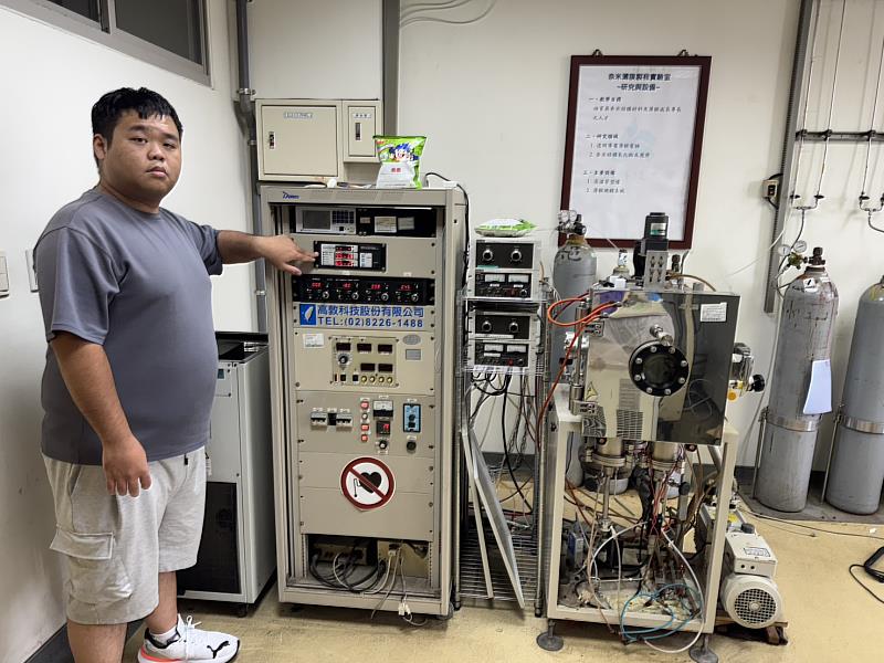 綠能中心黃文昌老師團隊成員展示PVD製程設備
