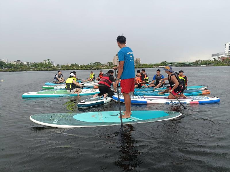 學員在專業教練引導下實際操作SUP立槳