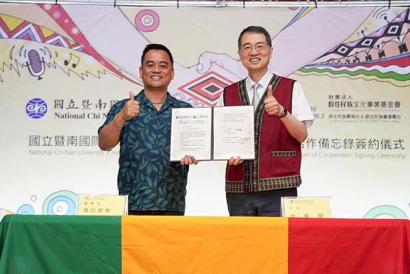 圖2-原文會董事長瑪拉歐斯Maraos(左)與暨大校長武東星(右)共同簽署，見證這項具指標性的合作