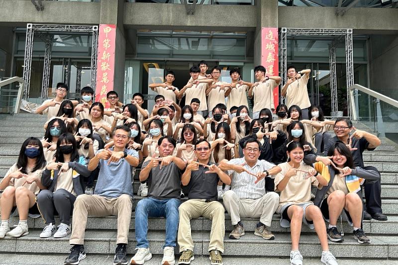 工科院院長王啟昌(前排左三)、光電系特聘教授江俊明(前排左四)、光電系教授林碩泰(前排左五)與嶺東高中師生合影。