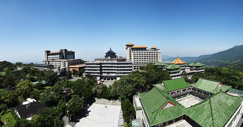 光電走廊設計融合文化大學中國傳統建築元素，與校園建築天際線自然對話，兼顧美感與實用，展現綠能校園新典範。