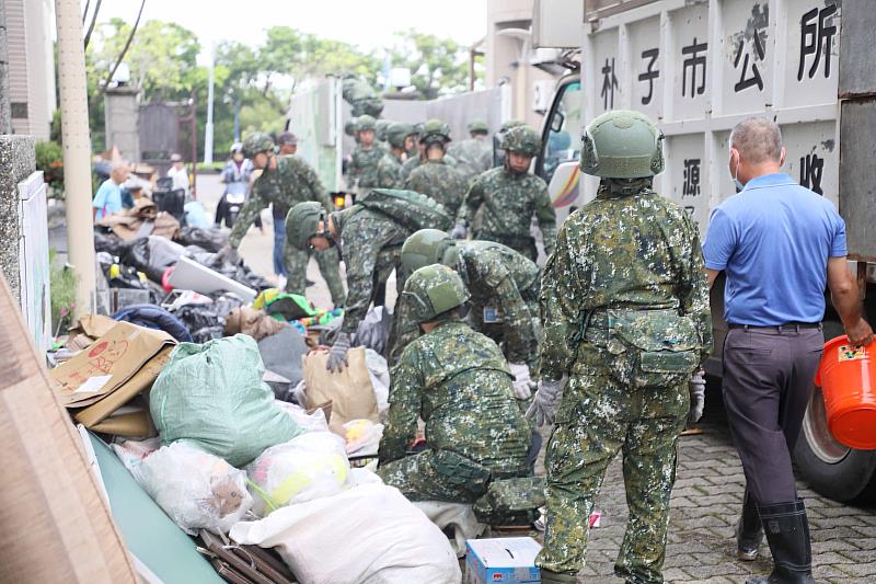 國軍馳援災區 翁章梁縣長感謝弟兄挺身而出