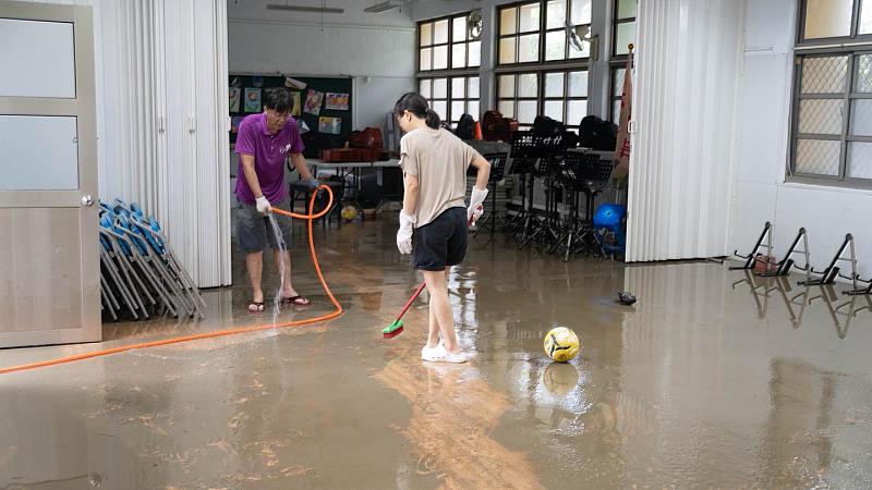 翁章梁視察竹村國小淹水災情 強調全力支援 力拼開學前復原