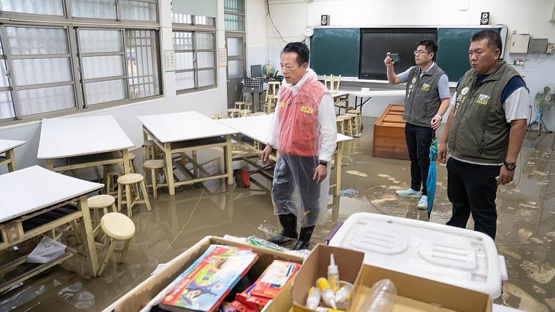 翁章梁視察竹村國小淹水災情 強調全力支援 力拼開學前復原