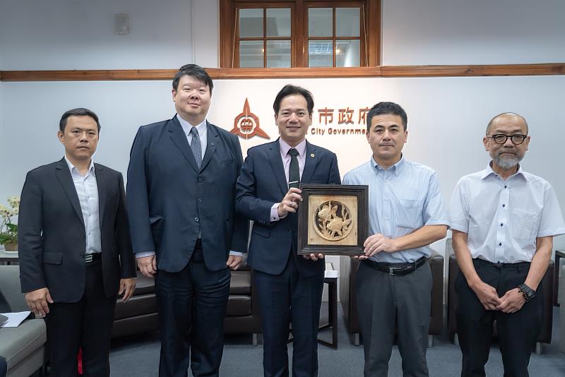 圖2 代理市長邱臣遠致贈日本宮大工前田世貴（右2）、瓦作匠師山本正道（右1）木雕藝品