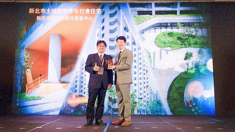 「土城員和青年社會住宅」榮獲2025國家卓越建設獎「最佳管理維護類」金質獎,由新北住都中心副執行長林士森(右)代表受獎。(新北住都中心提供)