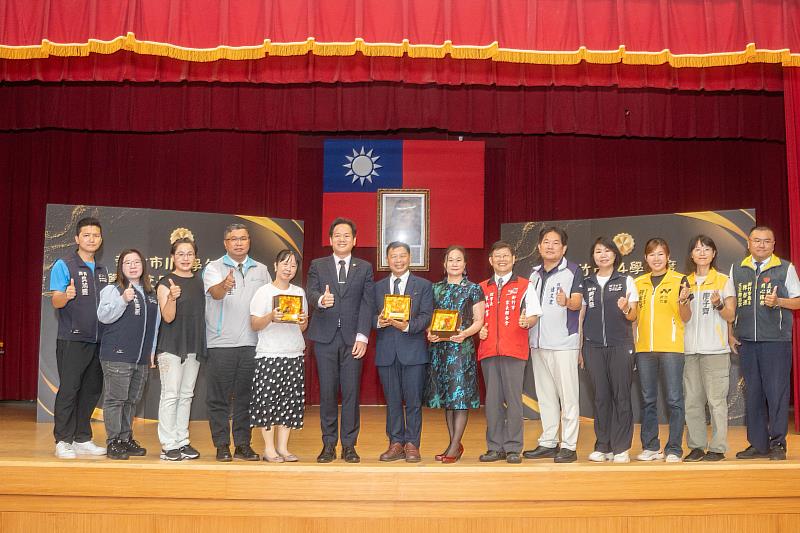 圖1.114學年度校長榮退暨就職典禮,三位榮退校長與貴賓合影。