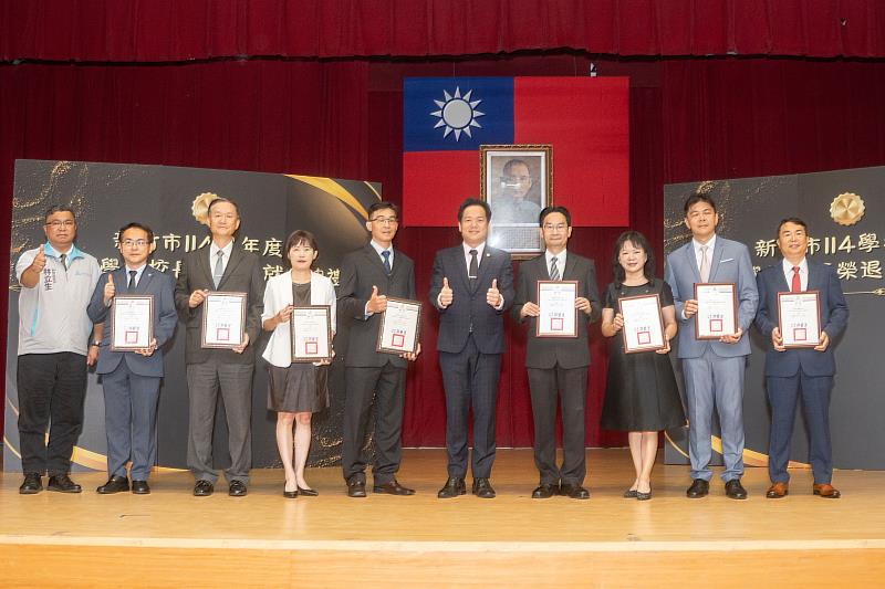 圖2.114學年度八位新任(包含轉任)校長與代理市長邱臣遠及教育處長林立生合影。