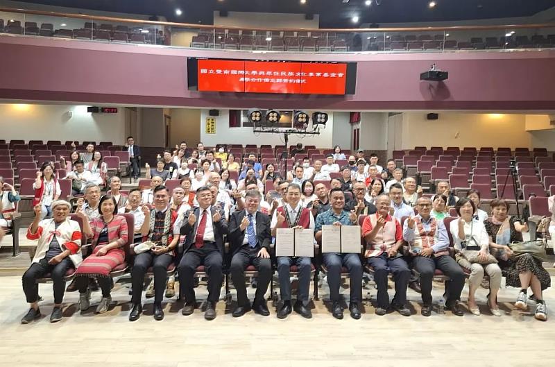 暨大與原文會產學合作備忘錄（MOU）簽署儀式，全體人員合影。