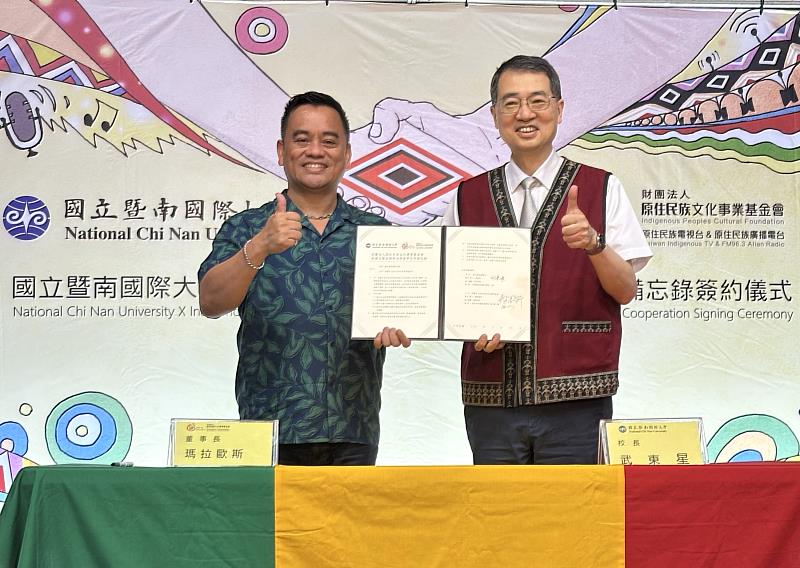 原文會董事長瑪拉歐斯(左)指出，非常感謝暨大校長武東星(右)促成這次簽約及未來的合作。他將這次合作定義為「夥伴關係」，如同原住民族「一起打獵，一起面對大自然的挑戰時，一起站穩腳」。