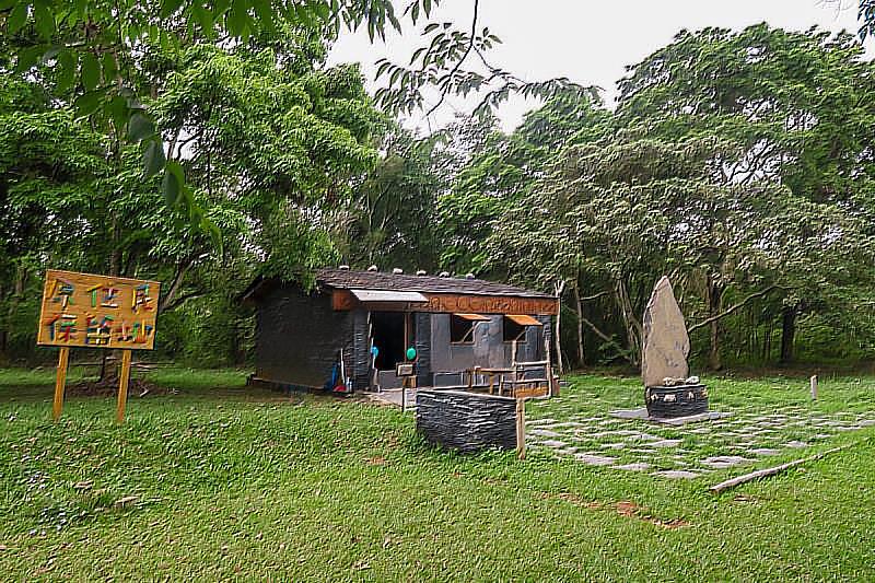 暨大擁有全國唯一座落於校園內，具合法使用執照的排灣族石板屋。