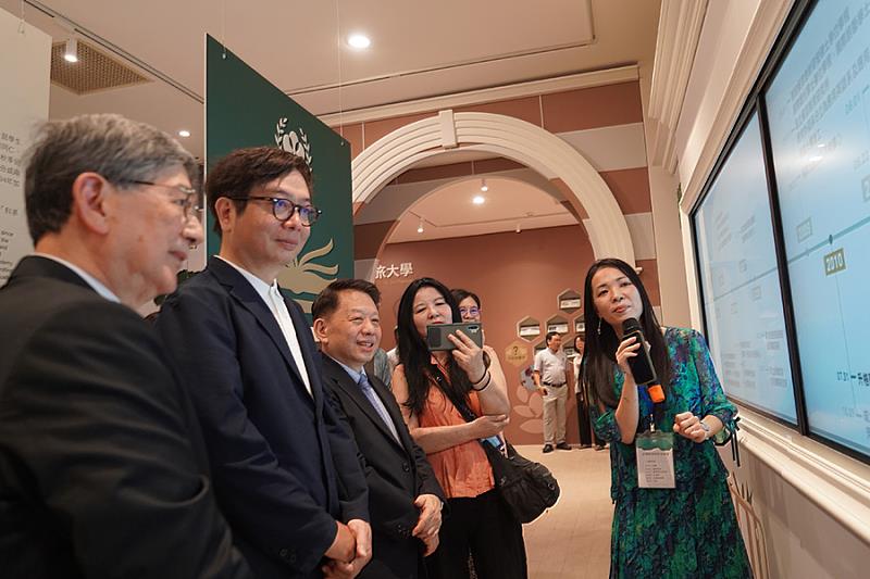 互動式數位投影牆生動呈現高餐大歷史軌跡