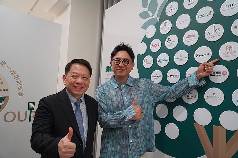 校友會理事長薛舜迪(右一)等傑出校友與高餐大共築永續發展願景