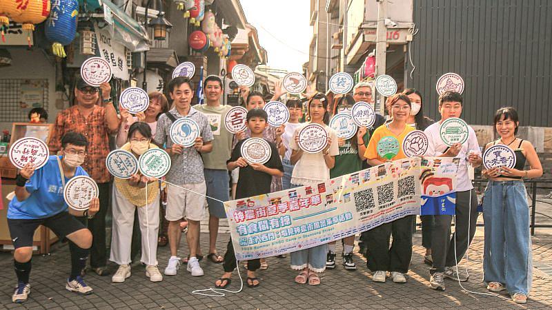 01南臺科技大學「文化底蘊的在地創生與傳播─府城VS月津」USR計畫團隊攜手神農街區博物館與26家在地店家，共辦「2025走入西門：看見神農街風景」夏季集章活動。當天參與店家合影，串聯西門城牆風景、街區記憶與生活美學，讓地方故事在集章旅途中被看見。圖為參與集章活動的店家大合照。