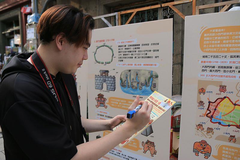 02神農街區博物館推出「西門城邊風景展」，重建清代城牆原貌。民眾透過答題互動獲得集章，實地感受三百年城牆記憶與當代街區交融。