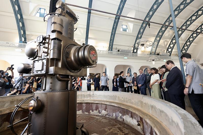 與會貴賓在常設展「氤氳時代─員工澡堂」的中央浴池區，參觀由藝術家廖建忠打造的裝置藝術「蒸汽體X」。
