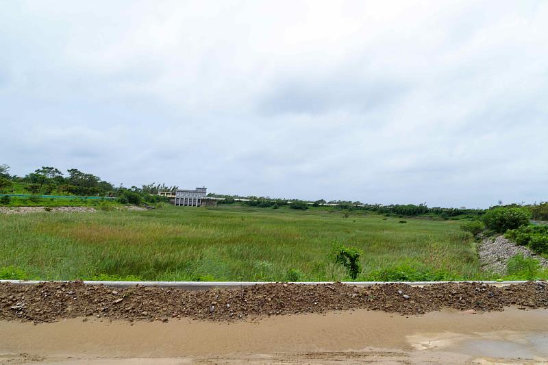 翁章梁、蔡易餘會勘新埤大排滯洪池 盼提高防洪標準