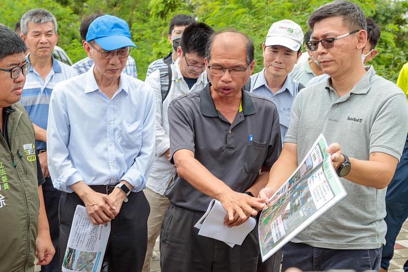 翁章梁、蔡易餘會勘新埤大排滯洪池 盼提高防洪標準