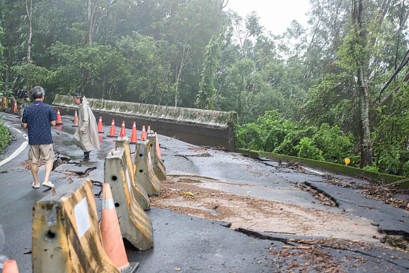 豪雨影響嘉義縣山區道路,嘉縣府封閉12路段啟動管制作業-3