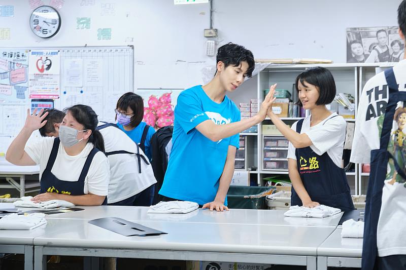 台灣大運動家族奧運金牌拳擊選手林郁婷在備戰期間，前往新北五股的心路基金會洗衣庇護工場，擔任「2025種福電」計畫綠能大使，跟著庇護員工學習分類、熨燙與摺疊衣物。
